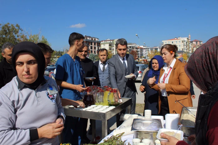 Bucak Kaymakamı Kurca, “Dünya Hasta Hakları Günü”nde hasta ve yakınlarına keşkek dağıttı 