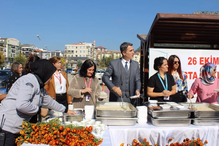 Bucak Kaymakamı Kurca, “Dünya Hasta Hakları Günü”nde hasta ve yakınlarına keşkek dağıttı 