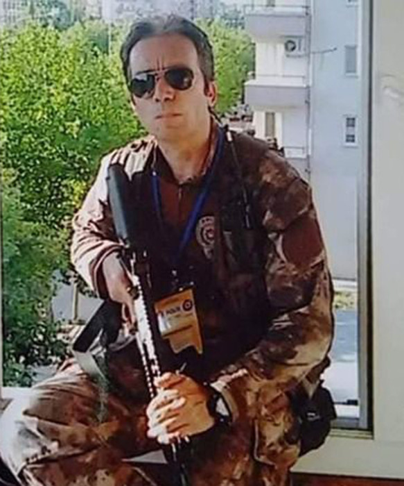 DEPREMDE KAYBETTİĞİ 3 OĞLUNUN YANINA,  ENKAZDAN ÇIKARILAN POLİS EŞİNİ DE TOPRAĞA VERDİ