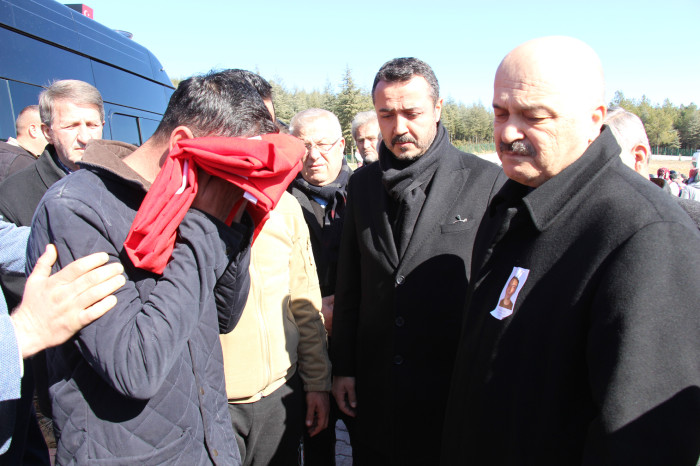 DEPREMDE KAYBETTİĞİ 3 OĞLUNUN YANINA,  ENKAZDAN ÇIKARILAN POLİS EŞİNİ DE TOPRAĞA VERDİ