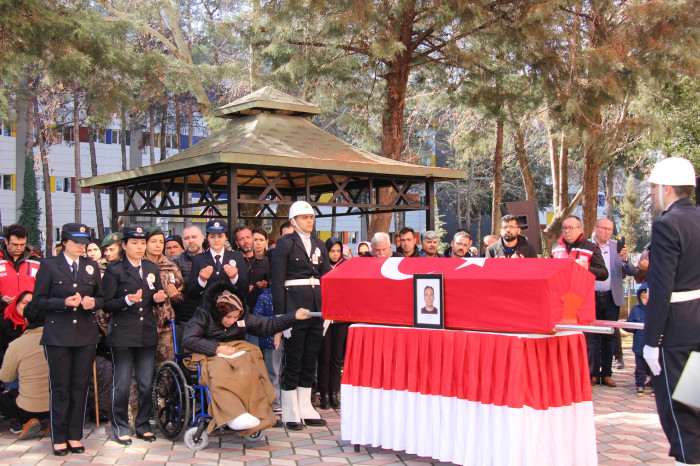DEPREMDE KAYBETTİĞİ 3 OĞLUNUN YANINA,  ENKAZDAN ÇIKARILAN POLİS EŞİNİ DE TOPRAĞA VERDİ