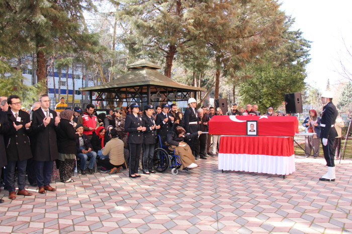 DEPREMDE KAYBETTİĞİ 3 OĞLUNUN YANINA,  ENKAZDAN ÇIKARILAN POLİS EŞİNİ DE TOPRAĞA VERDİ