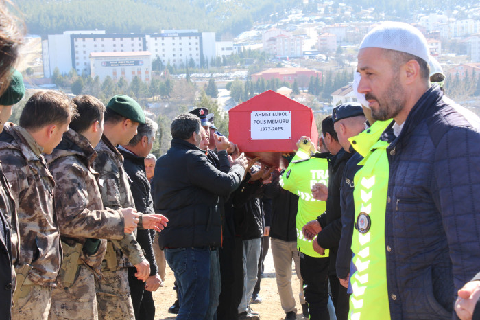 DEPREMDE KAYBETTİĞİ 3 OĞLUNUN YANINA,  ENKAZDAN ÇIKARILAN POLİS EŞİNİ DE TOPRAĞA VERDİ