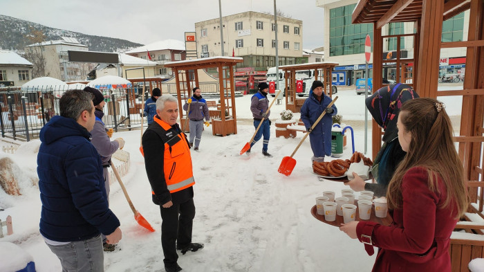 Belediye Başkanı Ünal, İşçiler İle Birlikte Kar Kürüdü