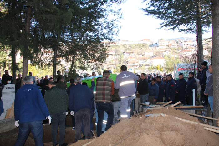 SURİYE'DE GÖREVLİ DOKTOR, DEPREMDE  ÖLEN EŞİ VE 3 ÇOCUĞUNU TOPRAĞA VERDİ