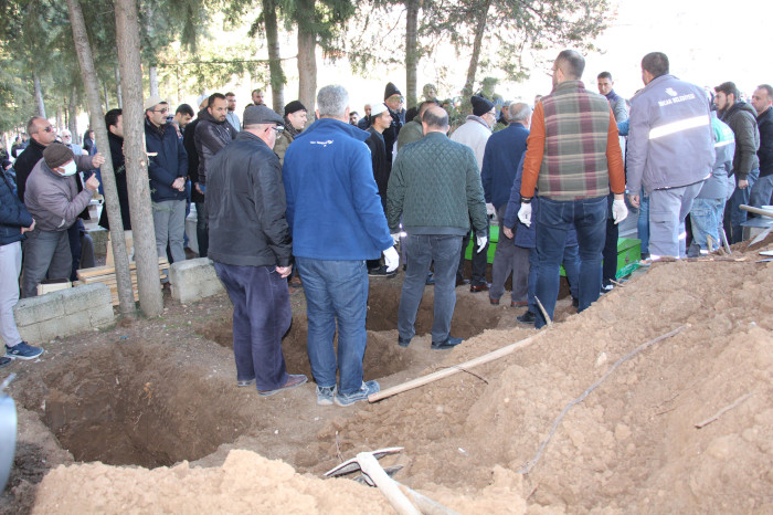 SURİYE'DE GÖREVLİ DOKTOR, DEPREMDE  ÖLEN EŞİ VE 3 ÇOCUĞUNU TOPRAĞA VERDİ