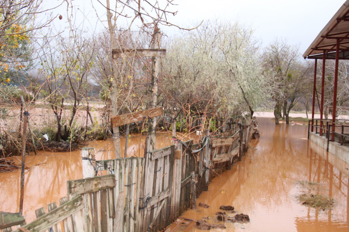 Bucak’ta Boğazköy’de dere suları taştı, evler ve ahırlar sular altında kaldı