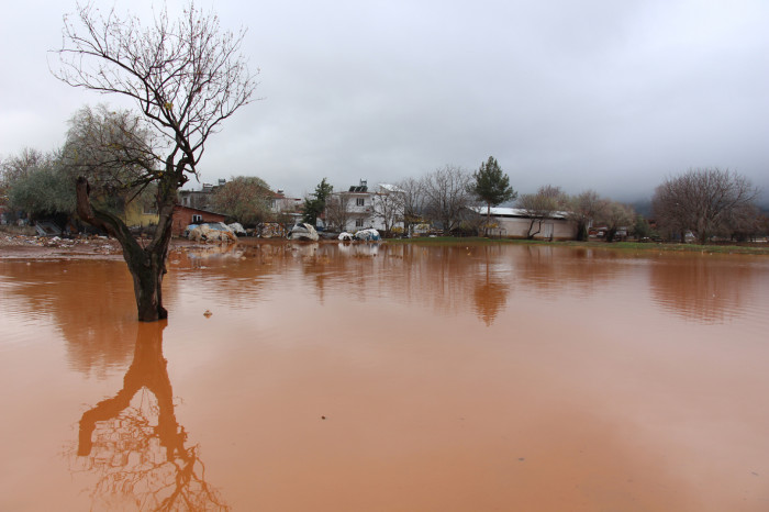 Bucak’ta Boğazköy’de dere suları taştı, evler ve ahırlar sular altında kaldı