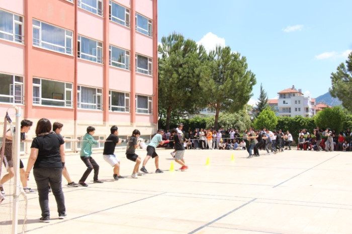 Bucak’ta Öğrenciler Geleneksel Kavurma Şenliğinde Buluştu 