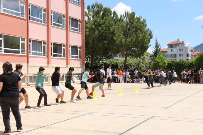 Bucak’ta Öğrenciler Geleneksel Kavurma Şenliğinde Buluştu 