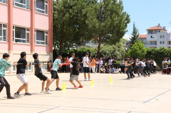 Bucak’ta Öğrenciler Geleneksel Kavurma Şenliğinde Buluştu 