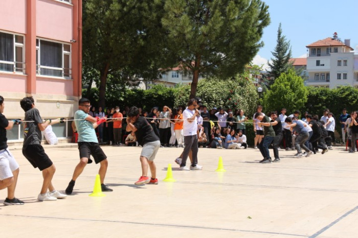 Bucak’ta Öğrenciler Geleneksel Kavurma Şenliğinde Buluştu 