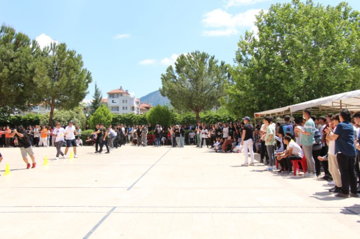 Bucak’ta Öğrenciler Geleneksel Kavurma Şenliğinde Buluştu 