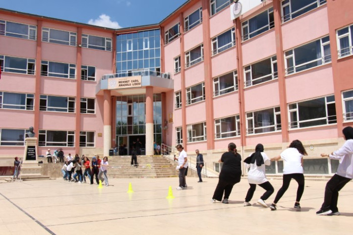 Bucak’ta Öğrenciler Geleneksel Kavurma Şenliğinde Buluştu 