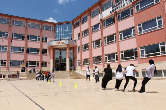 Bucak’ta Öğrenciler Geleneksel Kavurma Şenliğinde Buluştu 