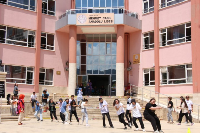 Bucak’ta Öğrenciler Geleneksel Kavurma Şenliğinde Buluştu 