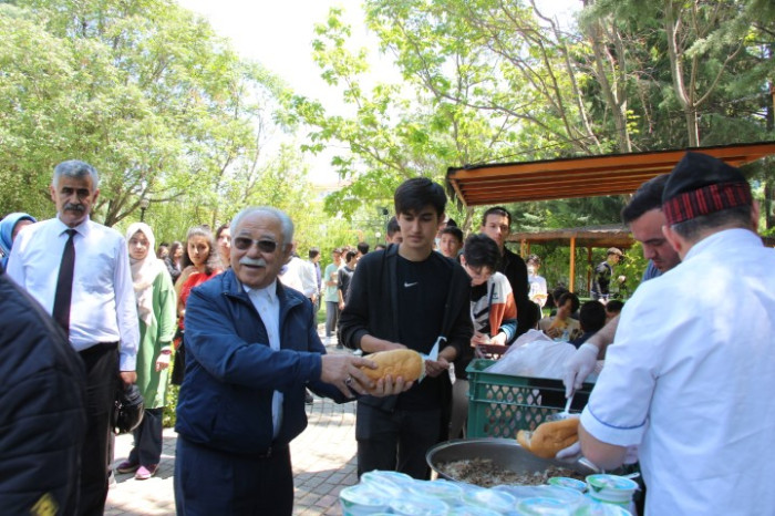 Bucak’ta Öğrenciler Geleneksel Kavurma Şenliğinde Buluştu 