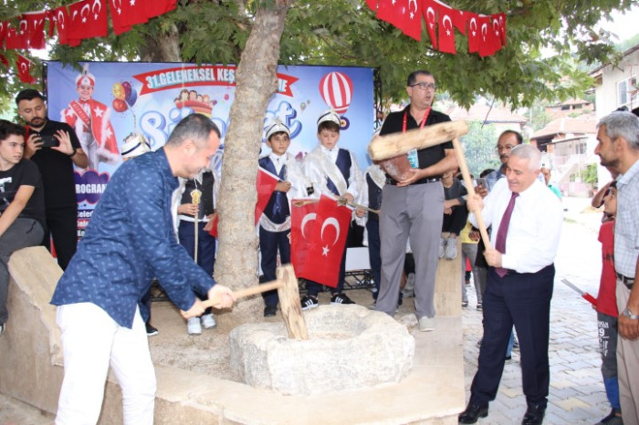 Bucak’ta 31. Geleneksel keşkek dövme ve sünnet şöleni yapıldı