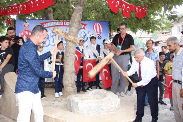 Bucak’ta 31. Geleneksel keşkek dövme ve sünnet şöleni yapıldı