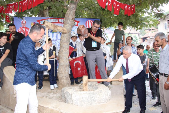 Bucak’ta 31. Geleneksel keşkek dövme ve sünnet şöleni yapıldı