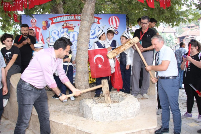 Bucak’ta 31. Geleneksel keşkek dövme ve sünnet şöleni yapıldı
