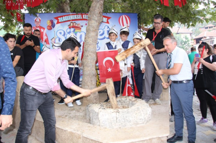 Bucak’ta 31. Geleneksel keşkek dövme ve sünnet şöleni yapıldı