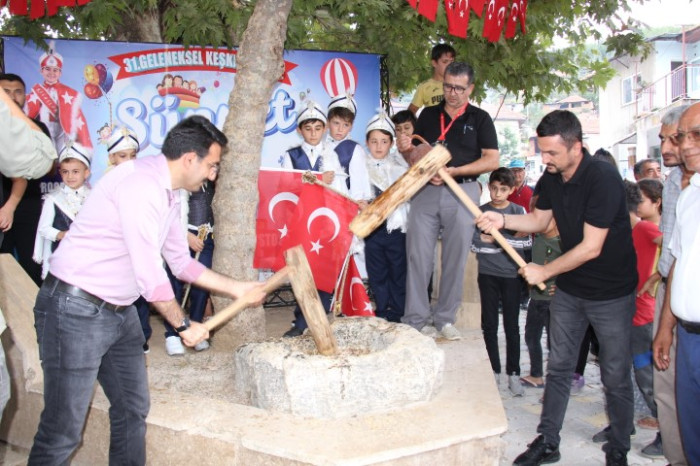 Bucak’ta 31. Geleneksel keşkek dövme ve sünnet şöleni yapıldı