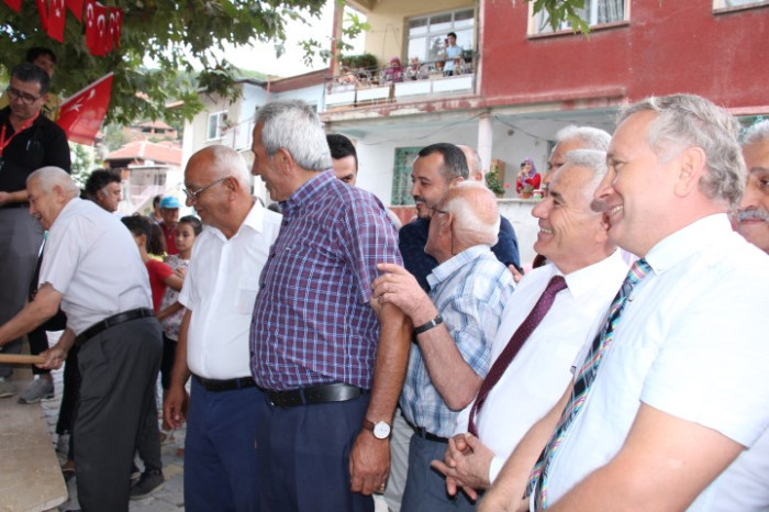 Bucak’ta 31. Geleneksel keşkek dövme ve sünnet şöleni yapıldı