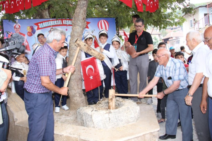 Bucak’ta 31. Geleneksel keşkek dövme ve sünnet şöleni yapıldı