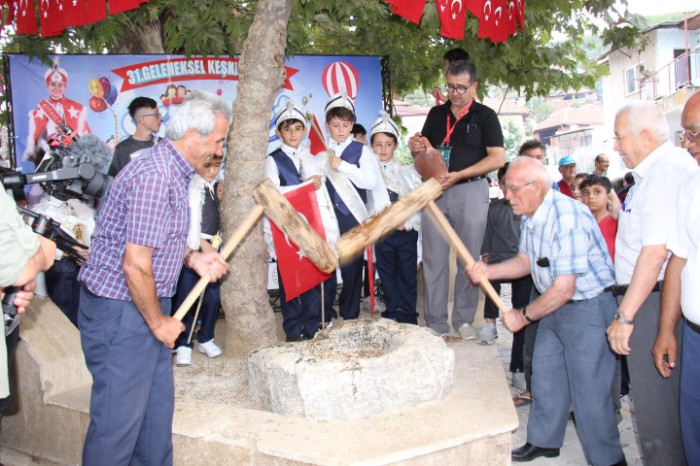 Bucak’ta 31. Geleneksel keşkek dövme ve sünnet şöleni yapıldı
