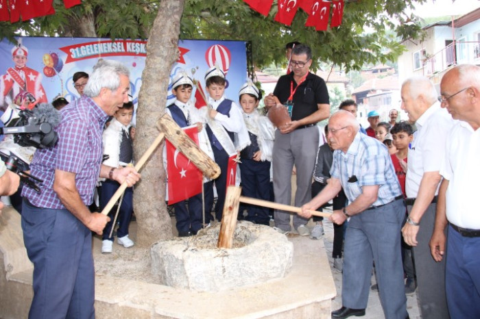 Bucak’ta 31. Geleneksel keşkek dövme ve sünnet şöleni yapıldı
