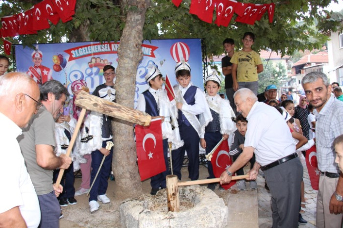 Bucak’ta 31. Geleneksel keşkek dövme ve sünnet şöleni yapıldı