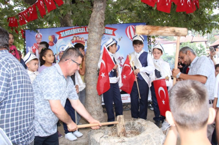 Bucak’ta 31. Geleneksel keşkek dövme ve sünnet şöleni yapıldı