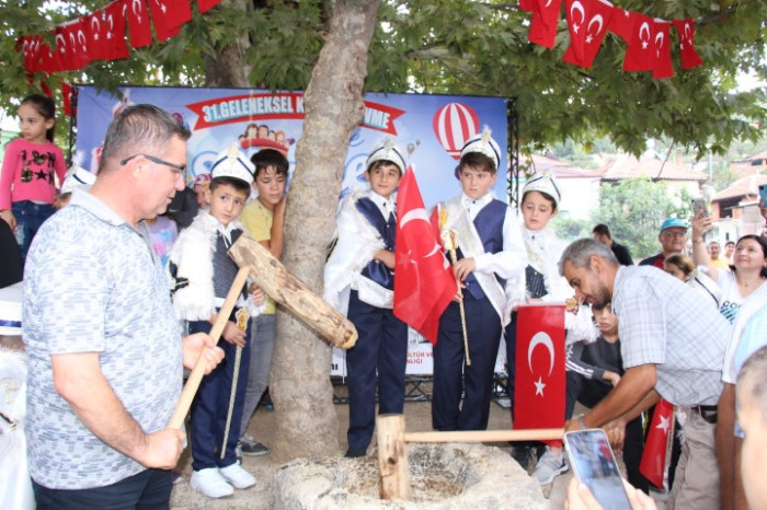 Bucak’ta 31. Geleneksel keşkek dövme ve sünnet şöleni yapıldı