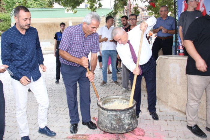 Bucak’ta 31. Geleneksel keşkek dövme ve sünnet şöleni yapıldı