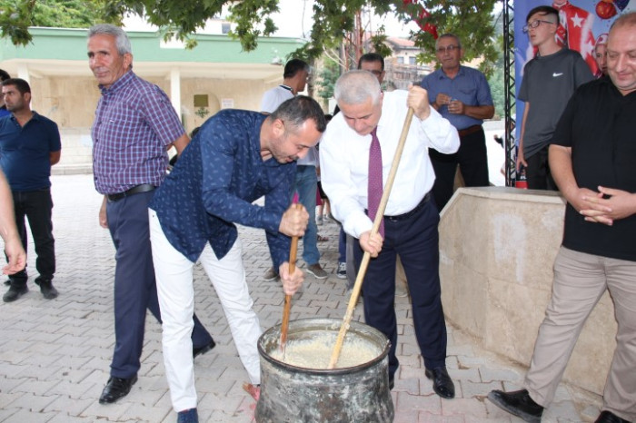 Bucak’ta 31. Geleneksel keşkek dövme ve sünnet şöleni yapıldı