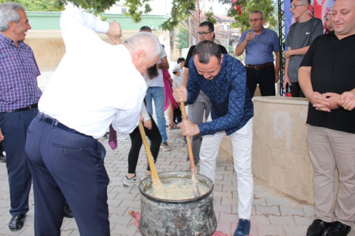 Bucak’ta 31. Geleneksel keşkek dövme ve sünnet şöleni yapıldı