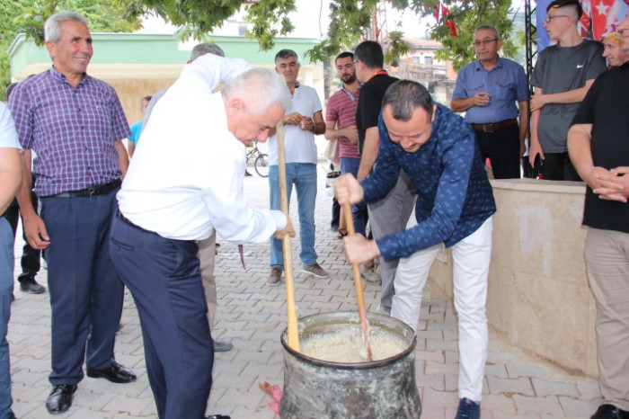 Bucak’ta 31. Geleneksel keşkek dövme ve sünnet şöleni yapıldı