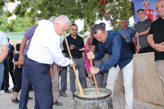 Bucak’ta 31. Geleneksel keşkek dövme ve sünnet şöleni yapıldı