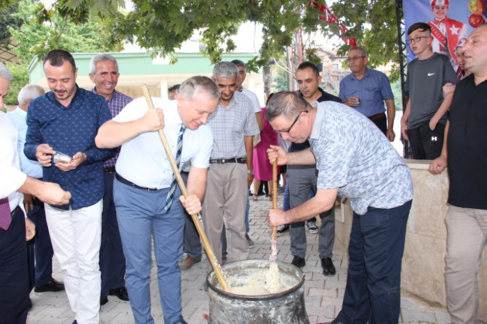 Bucak’ta 31. Geleneksel keşkek dövme ve sünnet şöleni yapıldı