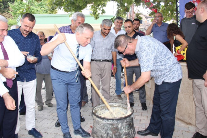 Bucak’ta 31. Geleneksel keşkek dövme ve sünnet şöleni yapıldı