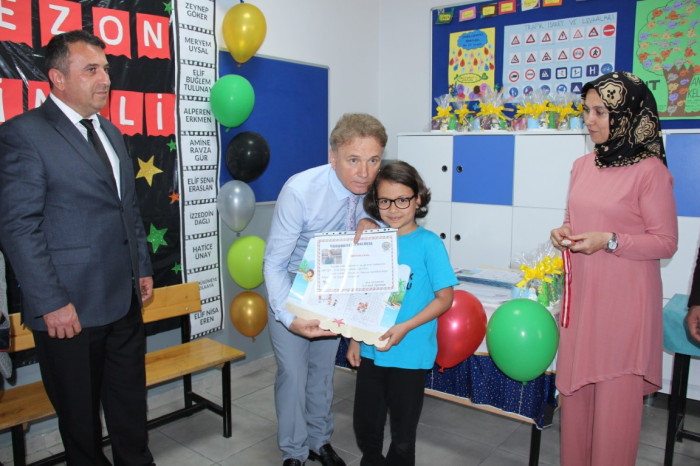 Bucak’ta Öğrenciler Karne Aldı; Yaz Tatili Başladı