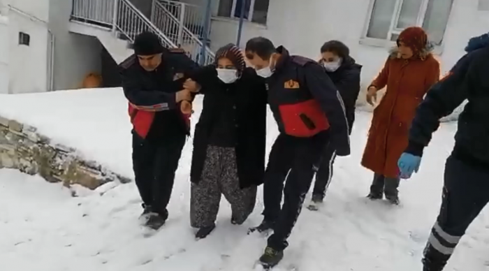 Karda Düşen Kadın İçin İtfaiye Ve Sağlık Ekipleri Seferber Oldu