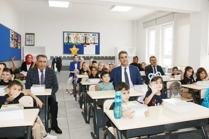 Bucak’ta Kaymakam Kuruca İlk Ders Zilini Çaldı