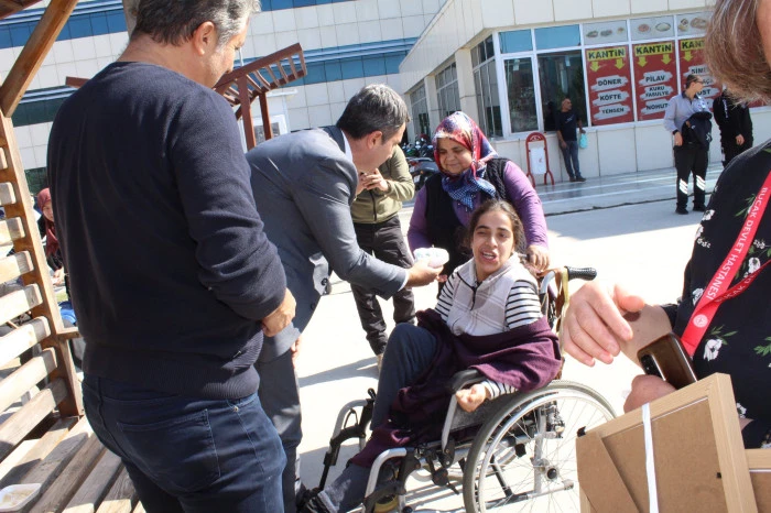 Bucak Kaymakamı Kurca, “Dünya Hasta Hakları Günü”nde hasta ve yakınlarına keşkek dağıttı 