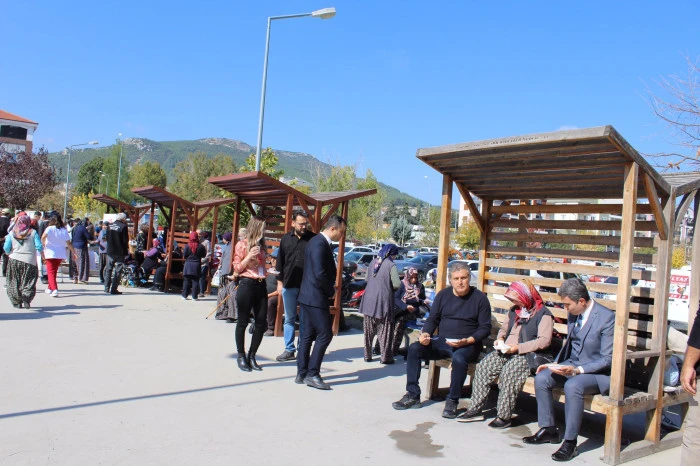 Bucak Kaymakamı Kurca, “Dünya Hasta Hakları Günü”nde hasta ve yakınlarına keşkek dağıttı 