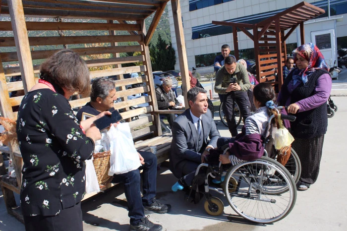 Bucak Kaymakamı Kurca, “Dünya Hasta Hakları Günü”nde hasta ve yakınlarına keşkek dağıttı 