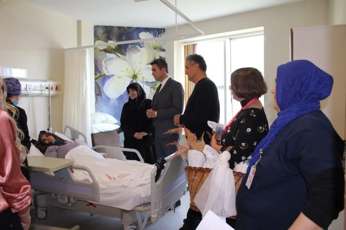 Bucak Kaymakamı Kurca, “Dünya Hasta Hakları Günü”nde hasta ve yakınlarına keşkek dağıttı 