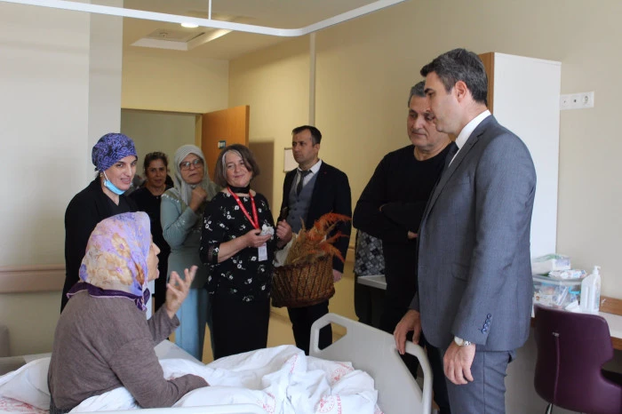 Bucak Kaymakamı Kurca, “Dünya Hasta Hakları Günü”nde hasta ve yakınlarına keşkek dağıttı 