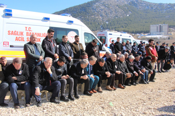 DEPREMDE KAYBETTİĞİ 3 OĞLUNUN YANINA,  ENKAZDAN ÇIKARILAN POLİS EŞİNİ DE TOPRAĞA VERDİ